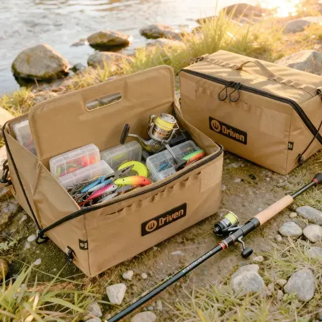 Bolso Deploy abierto, con accesorios organizados en sus compartimentos junto al agua